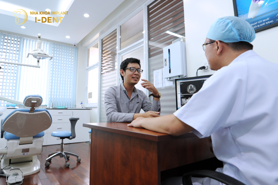 Bác sĩ thăm khám tổng quát và cho bệnh nhân chụp phim CT Bác sĩ thăm khám tổng quát và cho bệnh nhân chụp phim CT