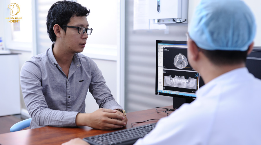 Bác sĩ chuyên khoa sẽ kiểm tra, so sánh và tiến hành gắn răng sứ cố định Bác sĩ chuyên khoa sẽ kiểm tra, so sánh và tiến hành gắn răng sứ cố định
