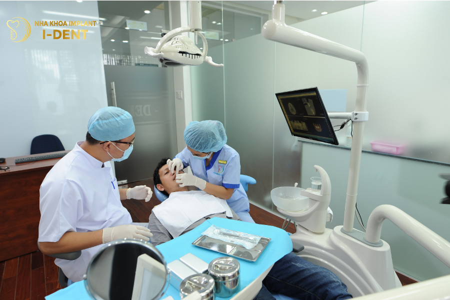 Bác sĩ lấy dấu và làm lại răng sứ đúng kích thước cho khách hàng Bác sĩ lấy dấu và làm lại răng sứ đúng kích thước cho khách hàng