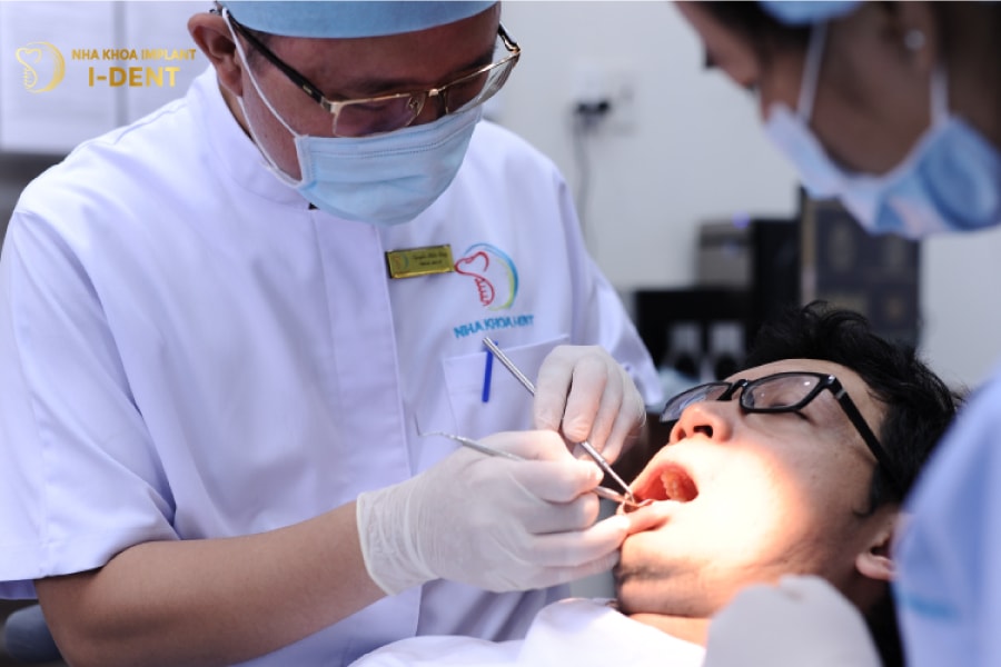 Bác sĩ kiểm tra tình trạng răng Bác sĩ kiểm tra tình trạng răng