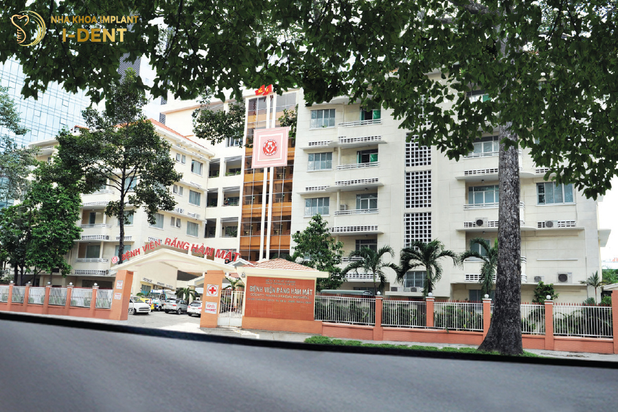 Làm răng sứ ở đâu tốt nhất - Bệnh viện RHM TP HCM địa chỉ làm răng uy tín