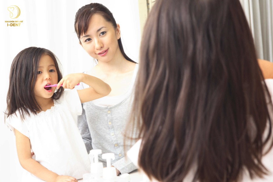 Bố mẹ hướng dẫn con chải răng đúng cách để tránh bệnh sâu răng Bố mẹ hướng dẫn con chải răng đúng cách để tránh bệnh sâu răng