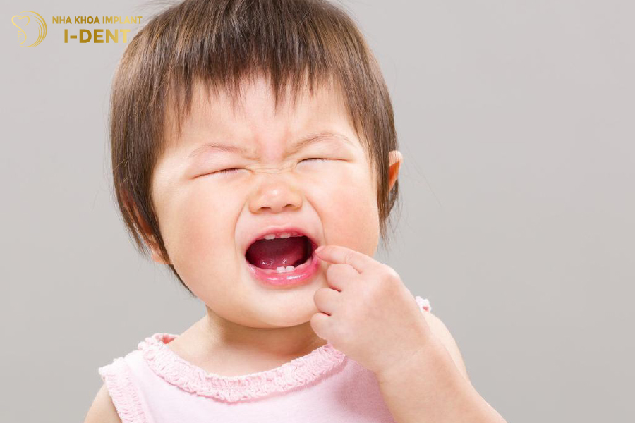 Bọc sứ cho trẻ có thể gây tâm lý sợ hãi cho bé khi phải mài răng Bọc sứ cho trẻ có thể gây tâm lý sợ hãi cho bé khi phải mài răng