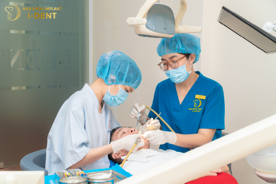 Để tháo và bọc răng sứ mới, bác sĩ thực hiện cần có tay nghề cao Để tháo và bọc răng sứ mới, bác sĩ thực hiện cần có tay nghề cao