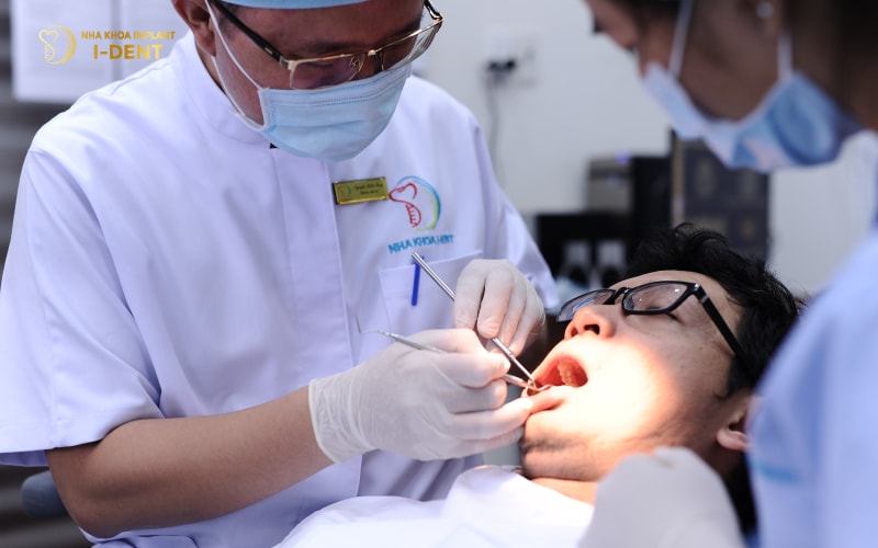 Tiến hành trám răng Tiến hành trám răng