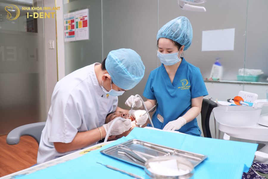 Khách hàng quay lại gắn răng tạm Khách hàng quay lại gắn răng tạm