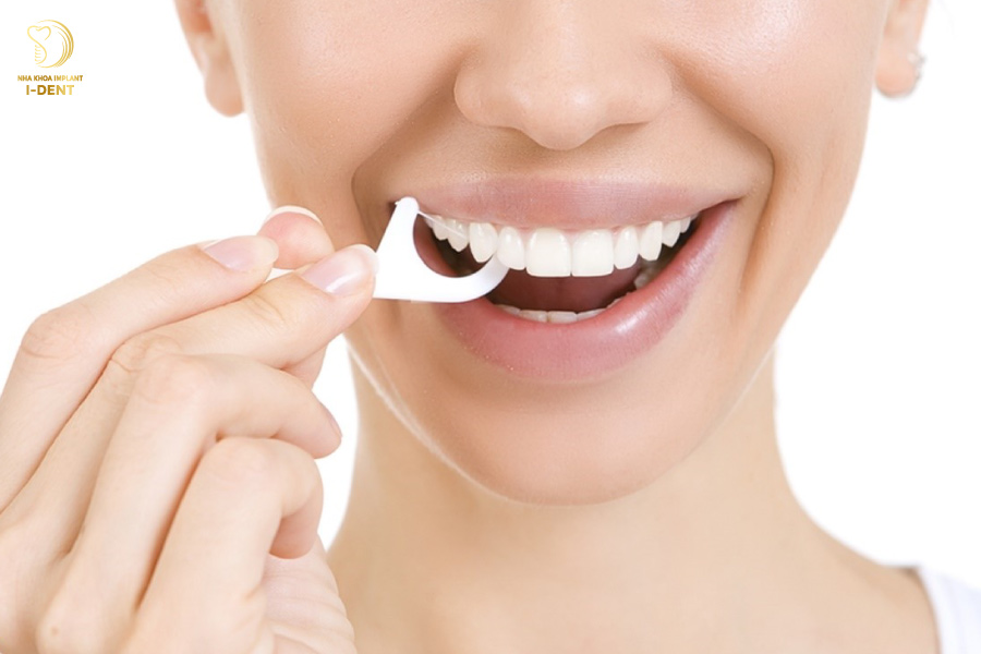 Hãy sử dụng chỉ nha khoa để đảm bảo không làm tổn thương đến nướu và chân răng Hãy sử dụng chỉ nha khoa để đảm bảo không làm tổn thương đến nướu và chân răng