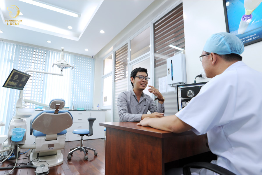 Hình ảnh Bác sĩ đang điều trị cho bệnh nhân Hình ảnh Bác sĩ đang điều trị cho bệnh nhân
