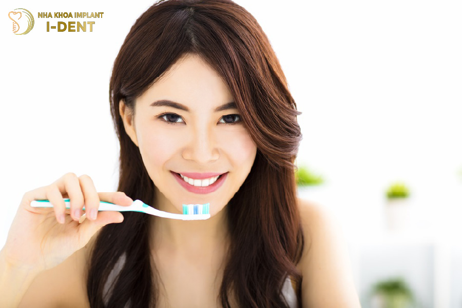 Chải răng thường xuyên ít nhất 2 lần mỗi ngày với bàn chải lông tơ và ưu tiên những loại kem đánh răng có chứa flour. Chải răng thường xuyên ít nhất 2 lần mỗi ngày với bàn chải lông tơ và ưu tiên những loại kem đánh răng có chứa flour.