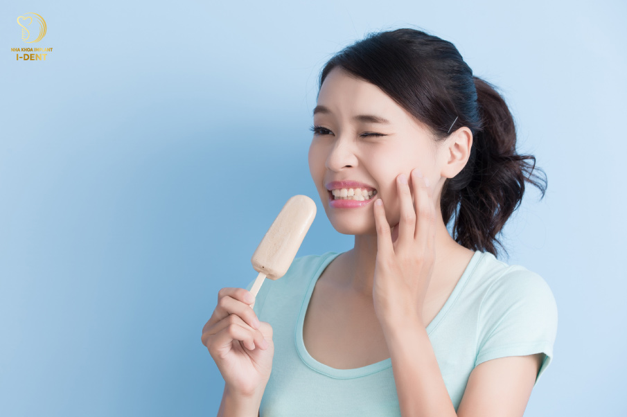 Ăn quá nhiều đồ lạnh, chua sẽ kích thích và làm răng ê buốt nhiều hơn Ăn quá nhiều đồ lạnh, chua sẽ kích thích và làm răng ê buốt nhiều hơn
