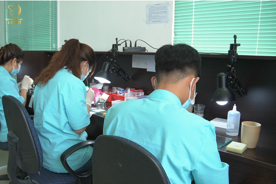Lấy dấu răng gửi về phòng Labo để chế tác răng sứ bọc răng sứ có lâu không