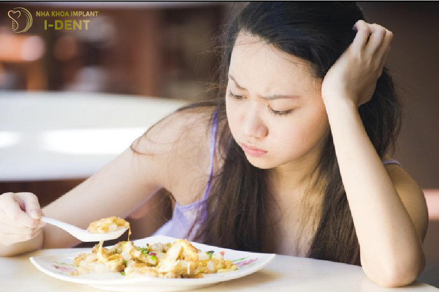 Lắp răng sứ bị kênh gây vướng víu, khó chịu khi ăn uống Lắp răng sứ bị kênh gây vướng víu, khó chịu khi ăn uống