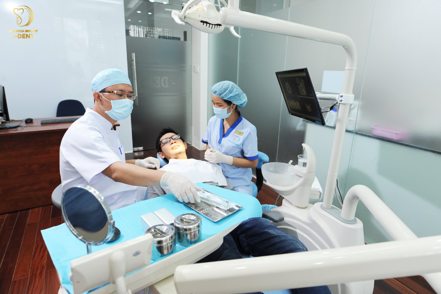 Bác sĩ tiến hành gắn răng sứ cố định làm răng sứ mất bao lâu