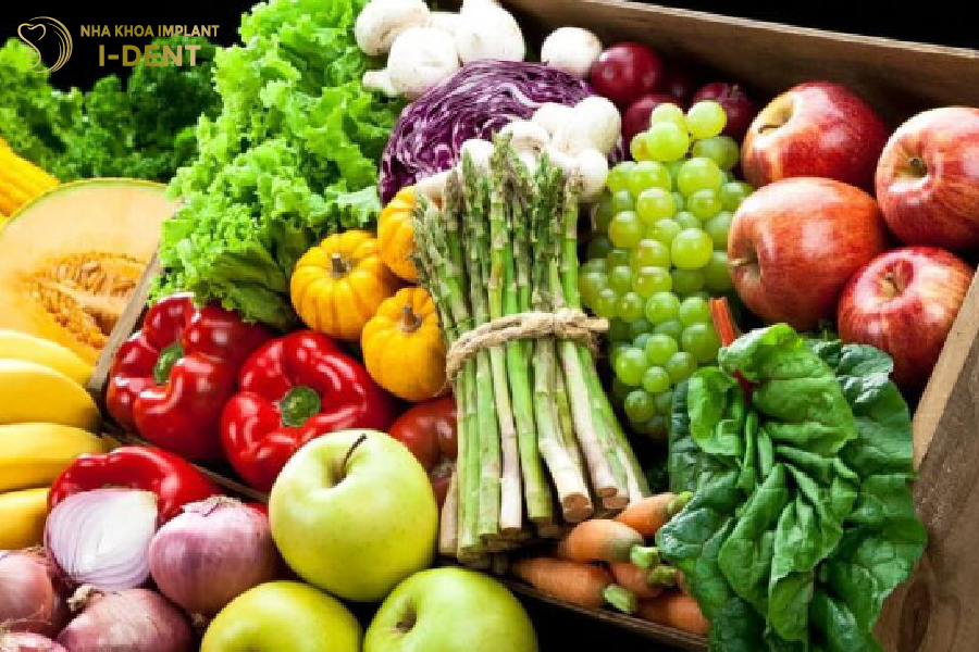 Rau xanh chứa nhiều vitamin, chất xơ tốt cho răng miệng Nước ép trái cây có chứa nhiều vitamin và khoáng chất.