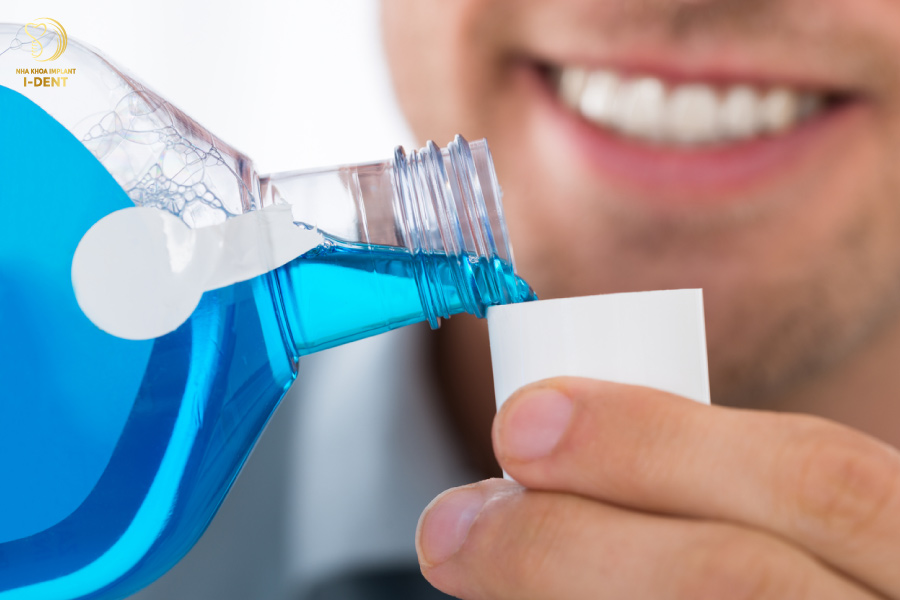 Sử dụng nước súc miệng để ngăn chặn mùi hôi Sử dụng nước súc miệng để ngăn chặn mùi hôi