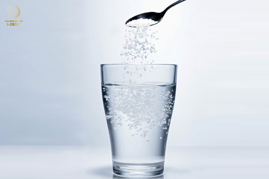 Súc nước muối có thể làm dịu cơn đau nhức răng Súc nước muối có thể làm dịu cơn đau nhức răng