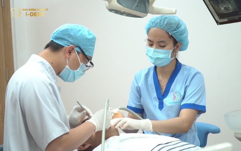 Vệ sinh răng miệng và gây tê vùng răng cần trám Vệ sinh răng miệng và gây tê vùng răng cần trám