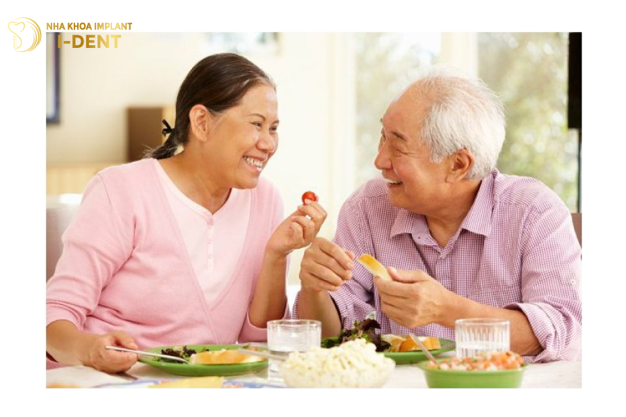Sau khi bọc sứ, khách hàng vẫn có thể ăn uống thoải mái Sau khi bọc sứ, khách hàng vẫn có thể ăn uống thoải mái