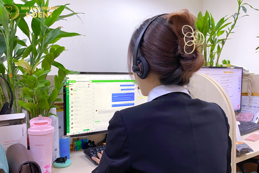 Trợ lý Bác sĩ sẽ tư vấn về giải pháp và thông báo chi phí dự trù cho khách hàng Trợ lý Bác sĩ sẽ tư vấn về giải pháp và thông báo chi phí dự trù cho khách hàng