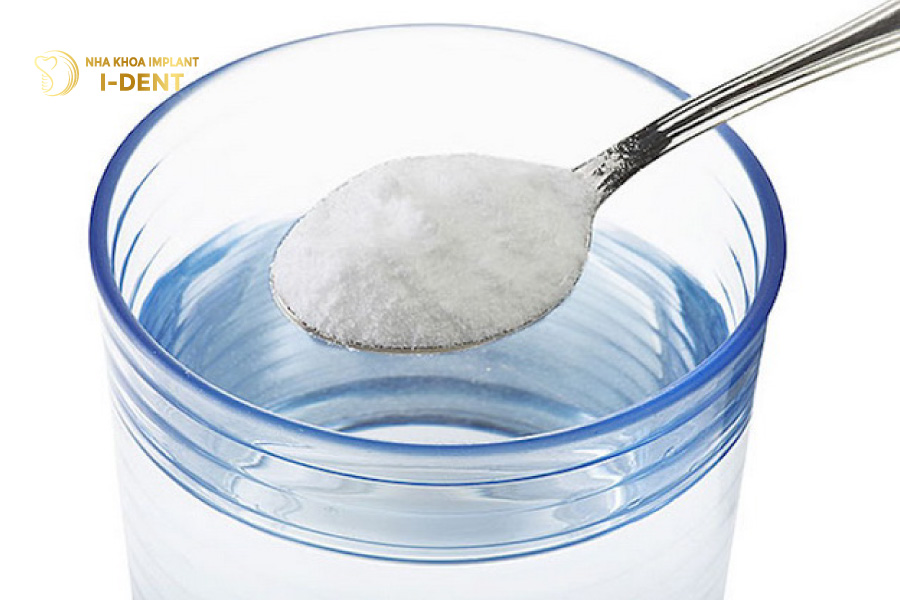 Dùng nước muối súc miệng giúp giảm ê buốt răng hiệu quả Dùng nước muối súc miệng giúp giảm ê buốt răng hiệu quả