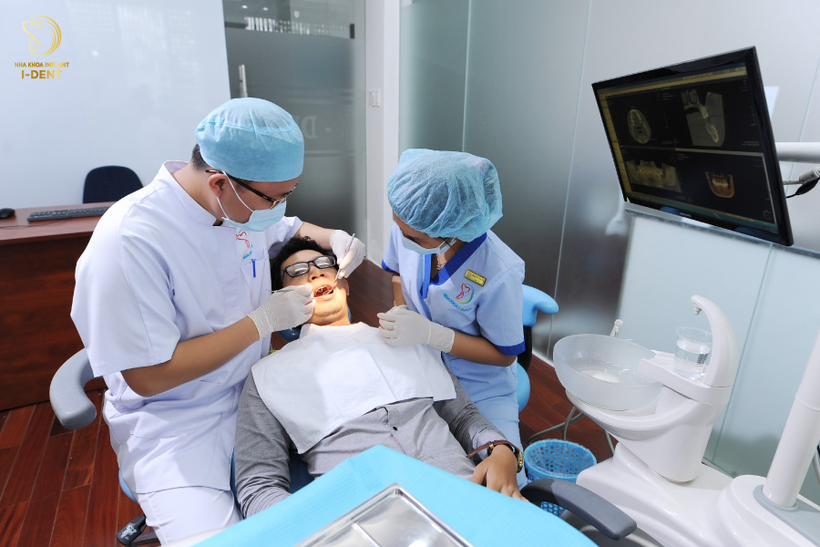 Bác sĩ điều trị tủy răng không đau tại nha khoa I-DENT