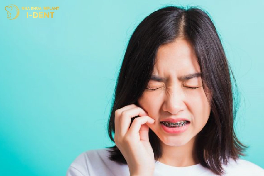 Lúc mới đeo mắc cài bạn sẽ thấy đau, khó chịu do chưa quen với các khí cụ