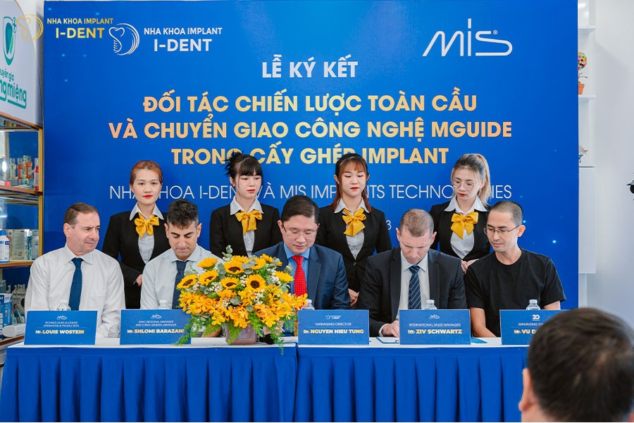 Tiến-sĩ,-bác-sĩ-Nguyễn-Hiếu-Tùng-và-Mr.Ziv-Schwartz-tiến-hành-ký-kết-hợp-tác