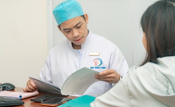 bac-si-quang-linh-tham-kham-benh-nhan-2