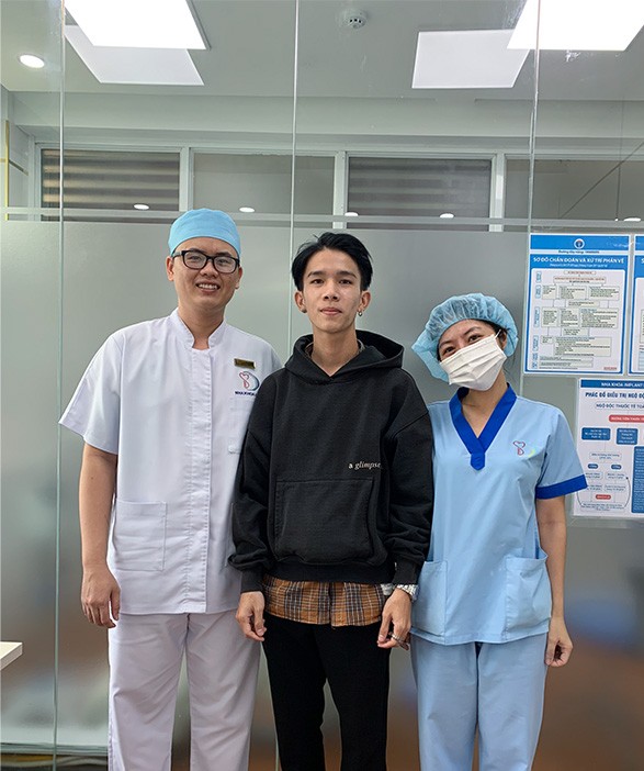 bac-si-Phong-chup-hinh-cung-benh-nhan-3