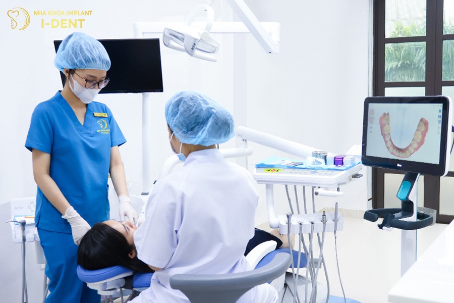 Khám tổng quát và tuân thủ chỉ định bác sĩ để niềng răng an toàn.