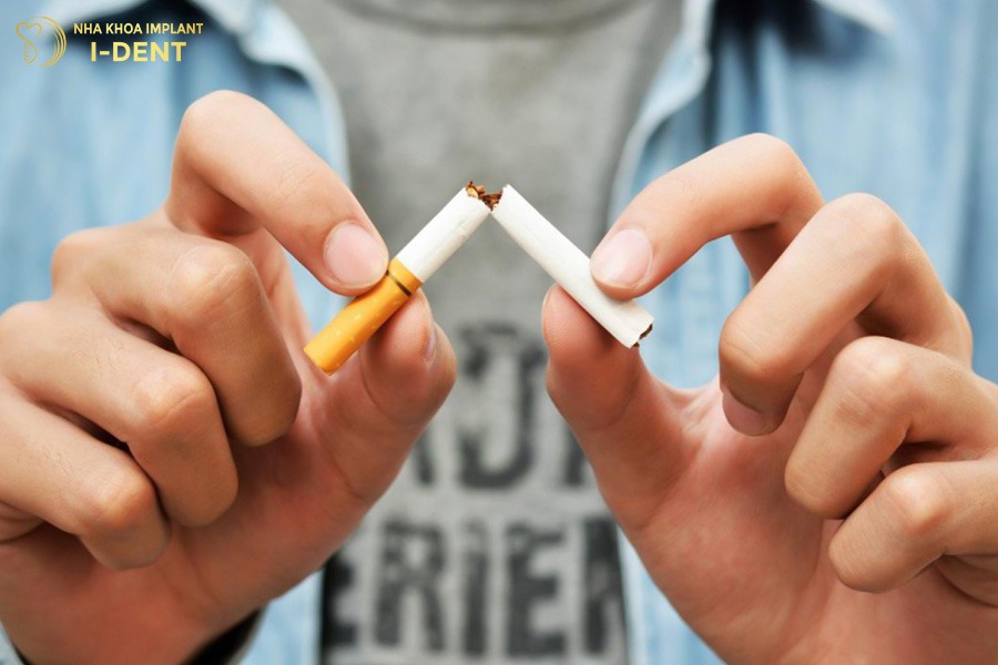 Ngừng hút thuốc lá sẽ giảm nguy cơ mắc bệnh nha chu gây rụng răng sớm.